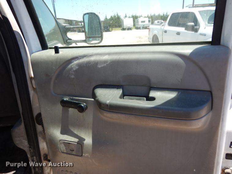 image for item DG6798 2000 Ford F550 Super Duty  utility bed truck