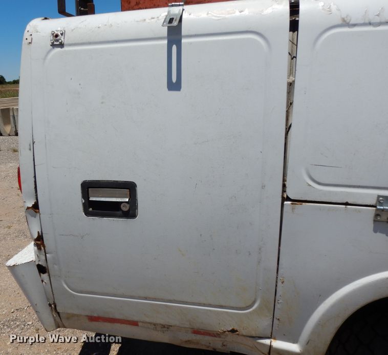 image for item DG6798 2000 Ford F550 Super Duty  utility bed truck