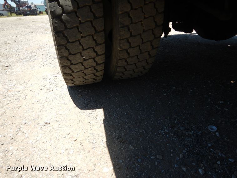 image for item DG6798 2000 Ford F550 Super Duty  utility bed truck