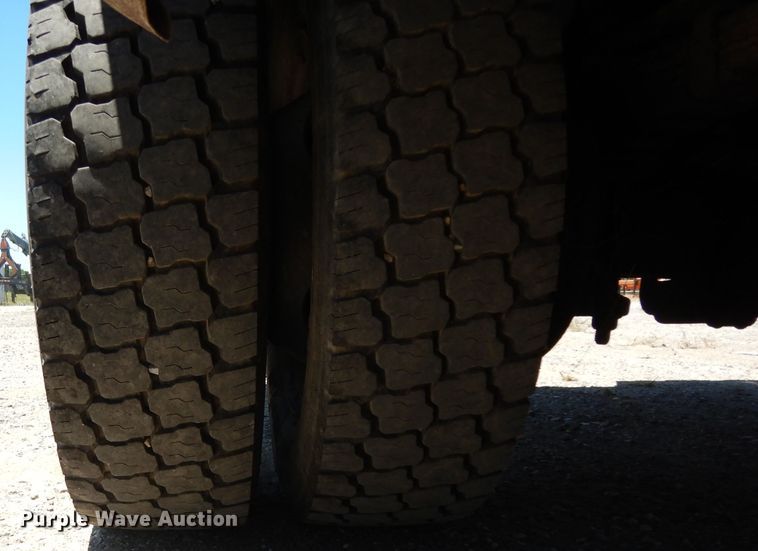 image for item DG6798 2000 Ford F550 Super Duty  utility bed truck