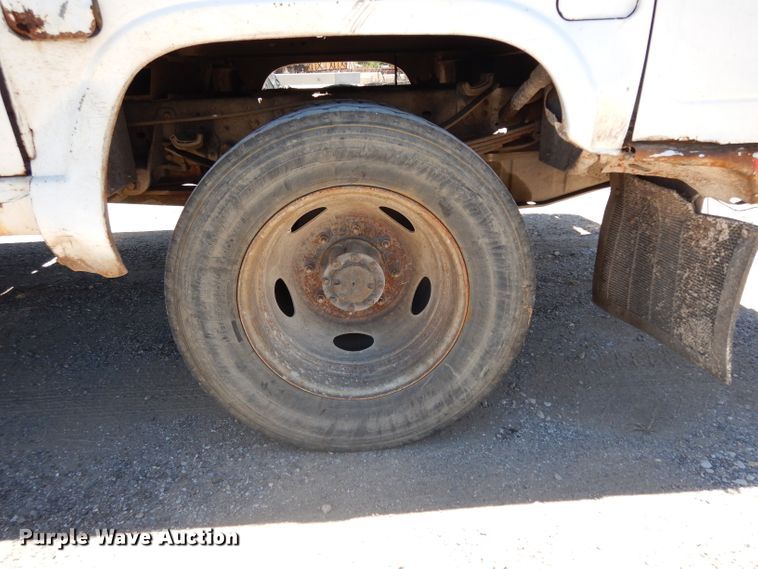 image for item DG6798 2000 Ford F550 Super Duty  utility bed truck