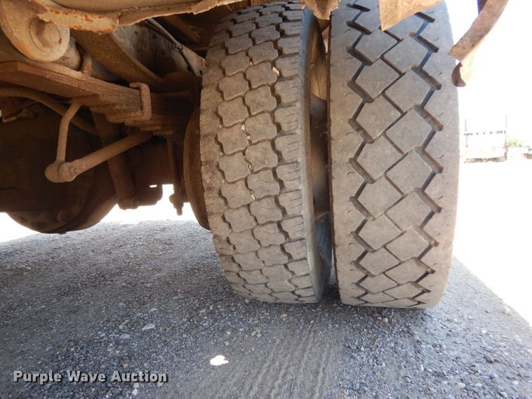 image for item DG6798 2000 Ford F550 Super Duty  utility bed truck