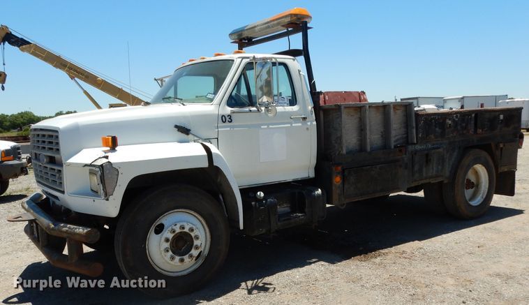 image for item DG6800 1993 Ford F700  flatbed truck