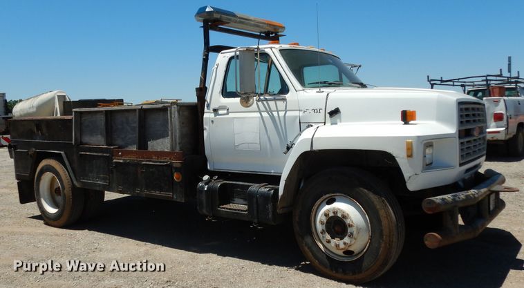 image for item DG6800 1993 Ford F700  flatbed truck
