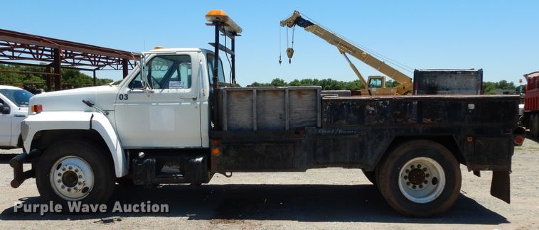 image for item DG6800 1993 Ford F700  flatbed truck