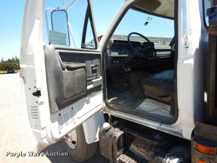image for item DG6800 1993 Ford F700  flatbed truck