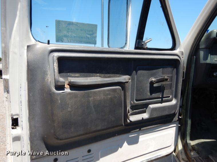 image for item DG6800 1993 Ford F700  flatbed truck