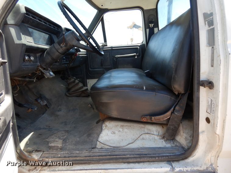 image for item DG6800 1993 Ford F700  flatbed truck
