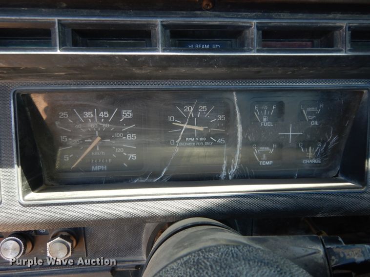 image for item DG6800 1993 Ford F700  flatbed truck