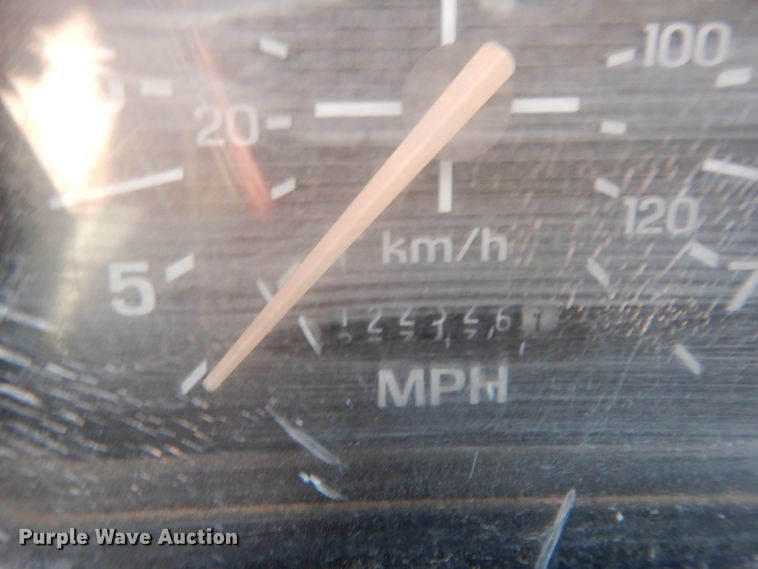 image for item DG6800 1993 Ford F700  flatbed truck