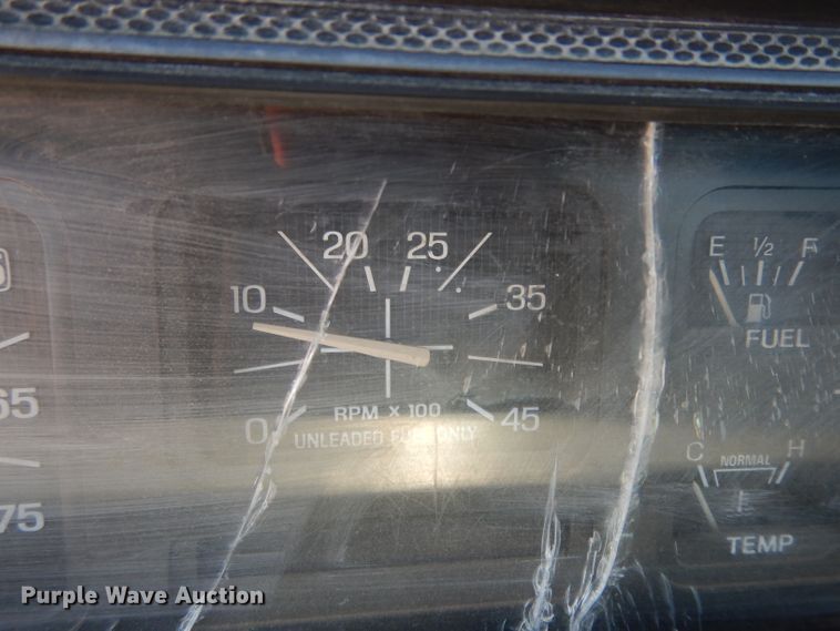 image for item DG6800 1993 Ford F700  flatbed truck