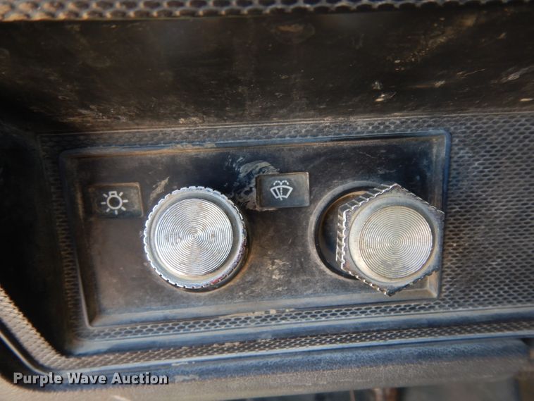 image for item DG6800 1993 Ford F700  flatbed truck