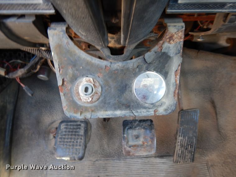 image for item DG6800 1993 Ford F700  flatbed truck