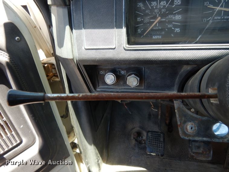 image for item DG6800 1993 Ford F700  flatbed truck