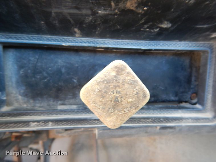 image for item DG6800 1993 Ford F700  flatbed truck