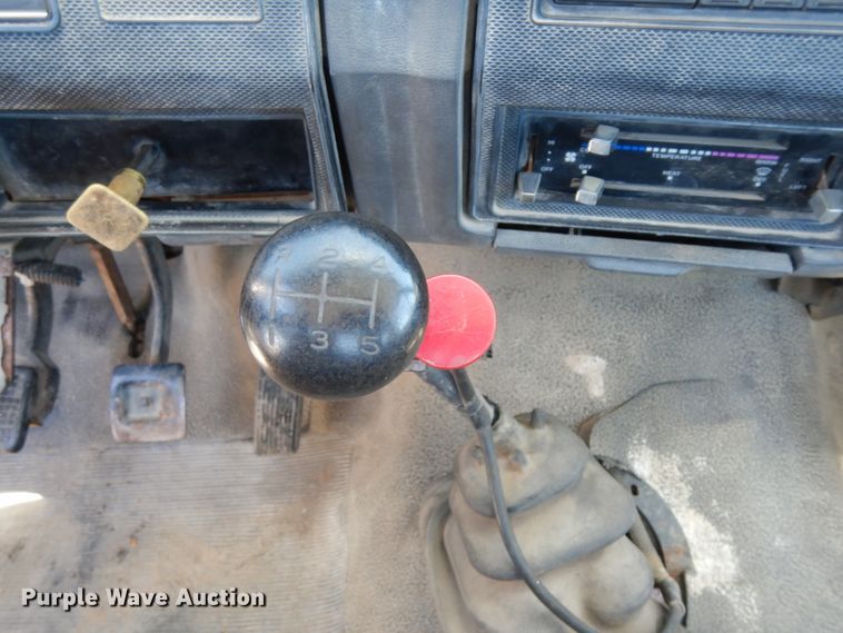 image for item DG6800 1993 Ford F700  flatbed truck