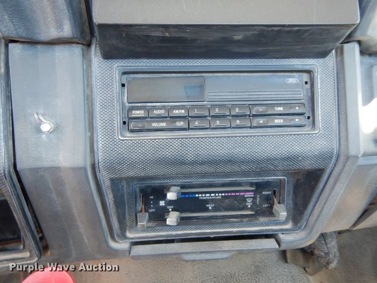 image for item DG6800 1993 Ford F700  flatbed truck