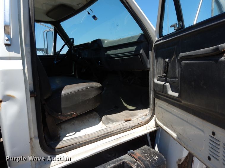 image for item DG6800 1993 Ford F700  flatbed truck