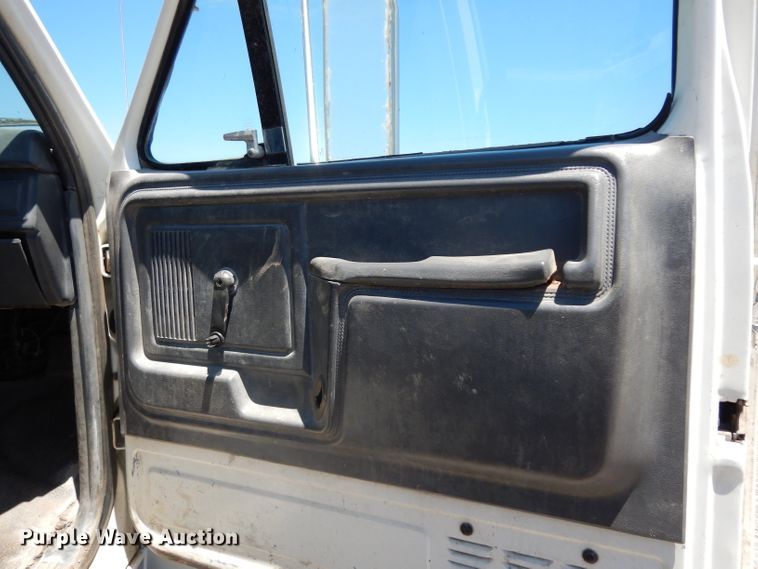 image for item DG6800 1993 Ford F700  flatbed truck