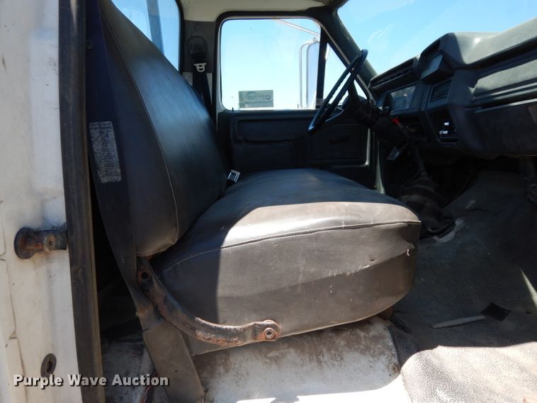 image for item DG6800 1993 Ford F700  flatbed truck