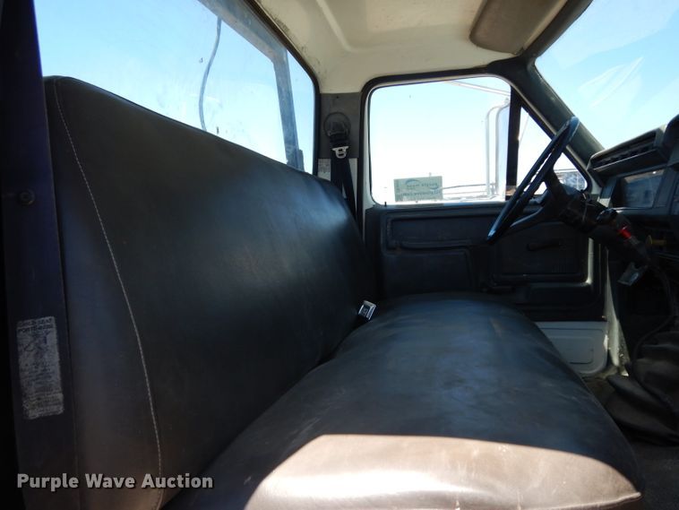 image for item DG6800 1993 Ford F700  flatbed truck