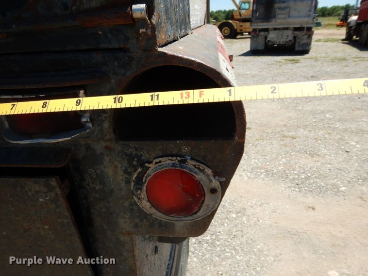 image for item DG6800 1993 Ford F700  flatbed truck