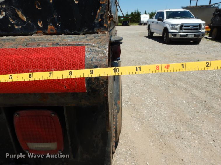 image for item DG6800 1993 Ford F700  flatbed truck