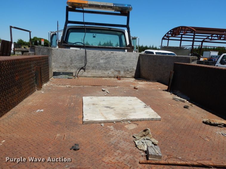 image for item DG6800 1993 Ford F700  flatbed truck