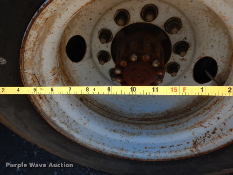 image for item DG6800 1993 Ford F700  flatbed truck