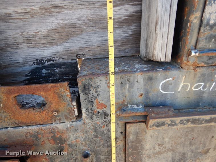 image for item DG6800 1993 Ford F700  flatbed truck