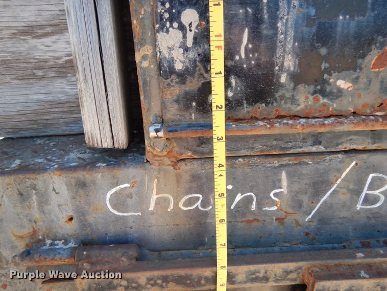 image for item DG6800 1993 Ford F700  flatbed truck