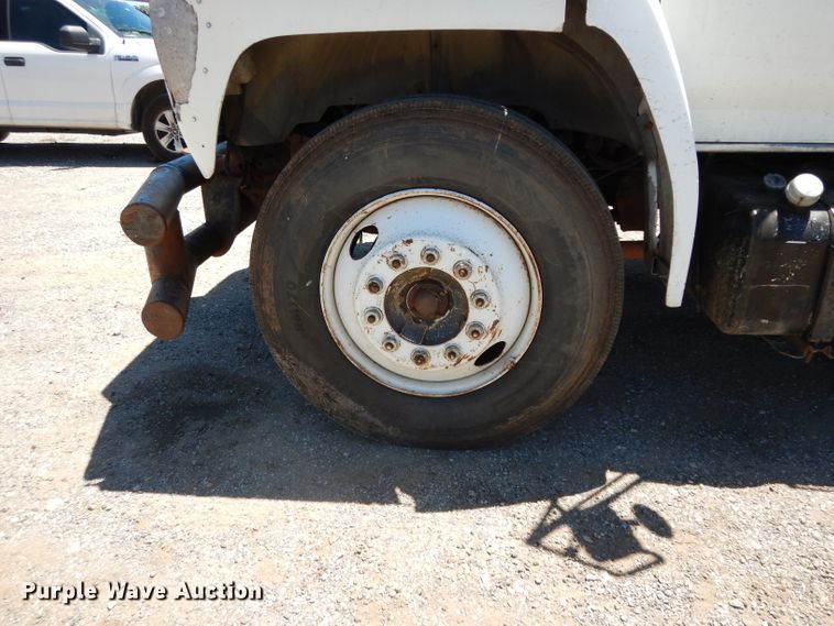 image for item DG6800 1993 Ford F700  flatbed truck