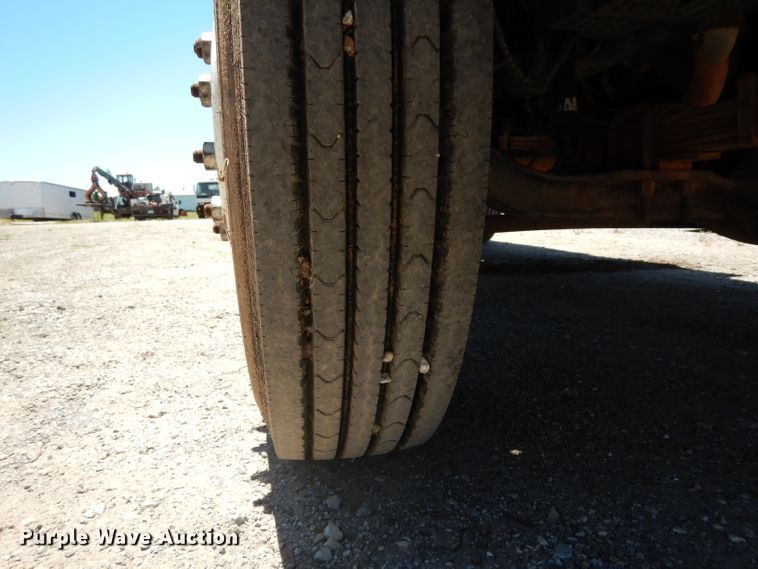 image for item DG6800 1993 Ford F700  flatbed truck