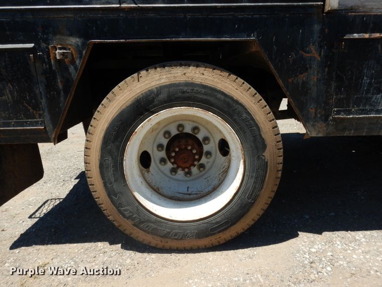 image for item DG6800 1993 Ford F700  flatbed truck