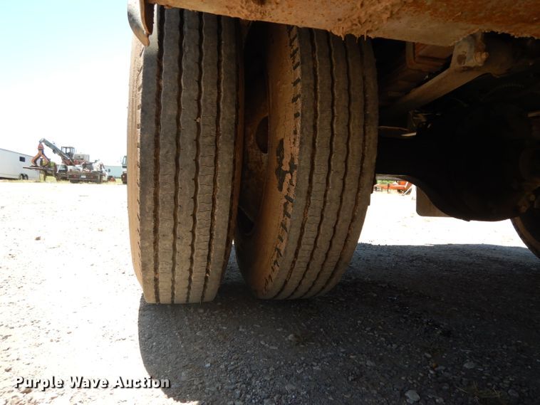 image for item DG6800 1993 Ford F700  flatbed truck