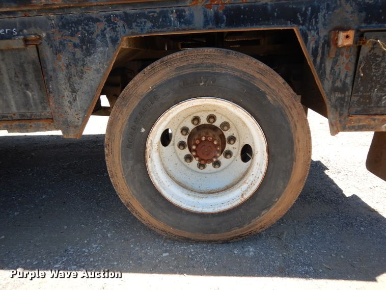 image for item DG6800 1993 Ford F700  flatbed truck