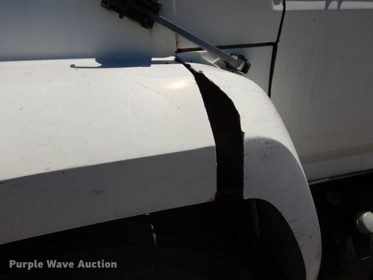 image for item DG6800 1993 Ford F700  flatbed truck