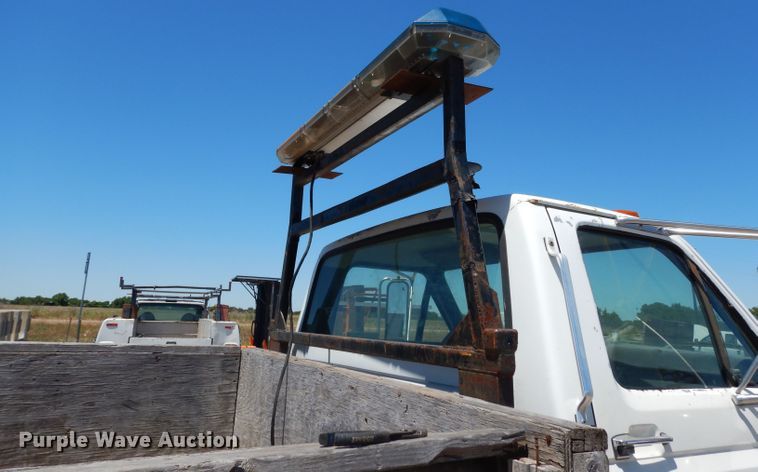 image for item DG6800 1993 Ford F700  flatbed truck