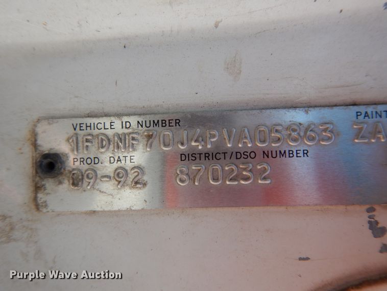 image for item DG6800 1993 Ford F700  flatbed truck