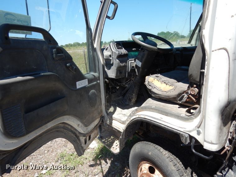 image for item DG6801 1999 Isuzu NPR  flatbed truck