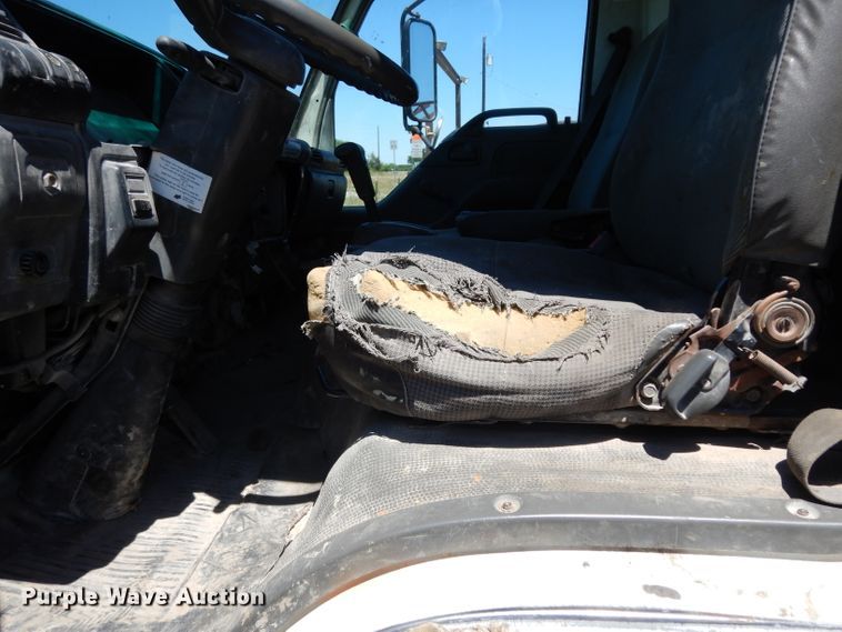 image for item DG6801 1999 Isuzu NPR  flatbed truck