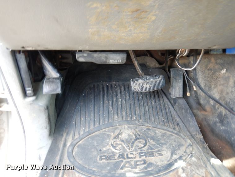 image for item DG6805 2002 Ford F350 Super Duty  Crew Cab flatbed pickup truck