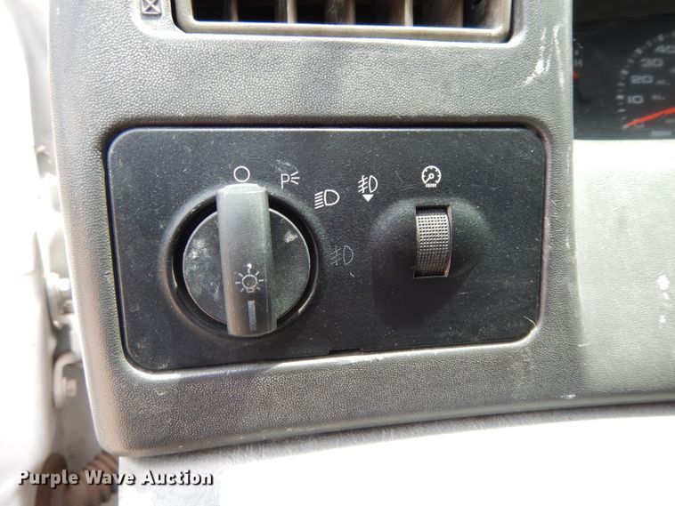 image for item DG6805 2002 Ford F350 Super Duty  Crew Cab flatbed pickup truck