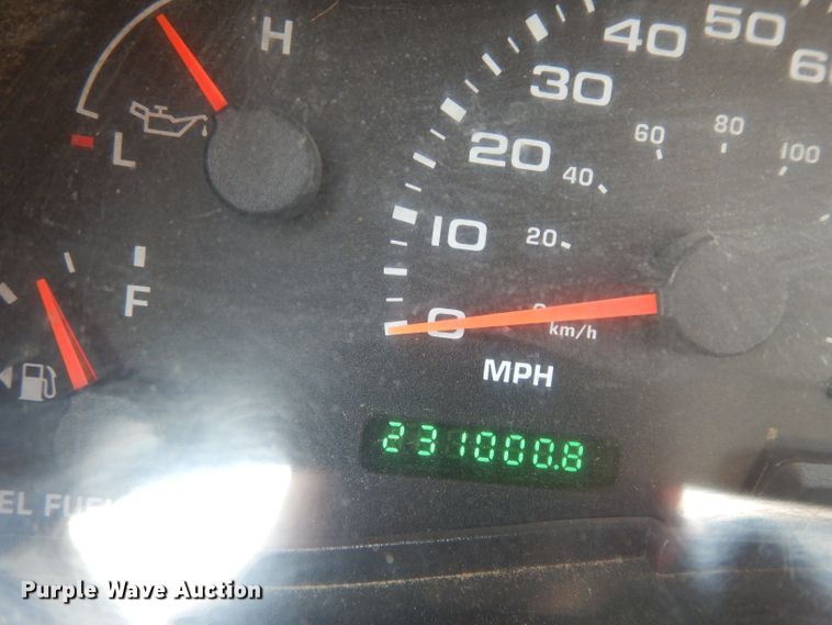 image for item DG6805 2002 Ford F350 Super Duty  Crew Cab flatbed pickup truck