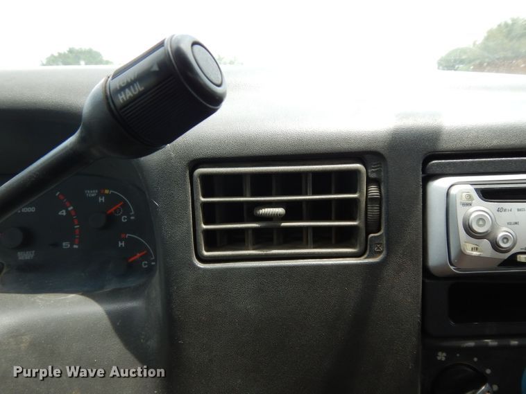 image for item DG6805 2002 Ford F350 Super Duty  Crew Cab flatbed pickup truck