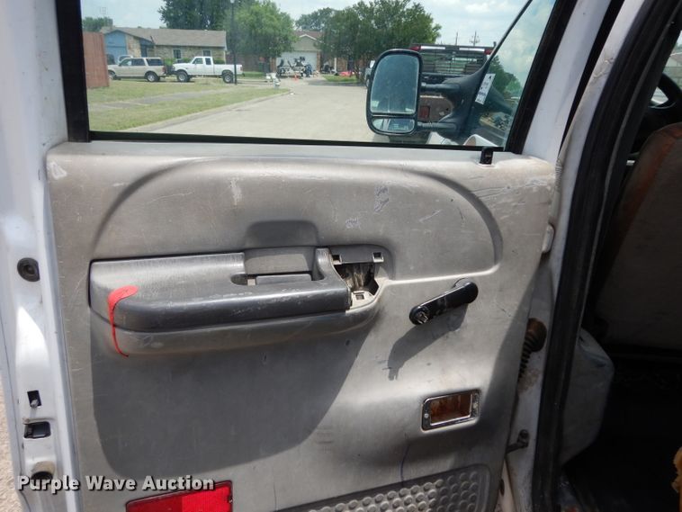 image for item DG6805 2002 Ford F350 Super Duty  Crew Cab flatbed pickup truck