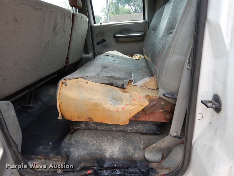 image for item DG6805 2002 Ford F350 Super Duty  Crew Cab flatbed pickup truck