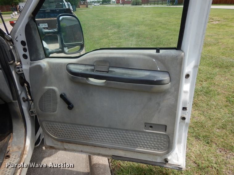 image for item DG6805 2002 Ford F350 Super Duty  Crew Cab flatbed pickup truck