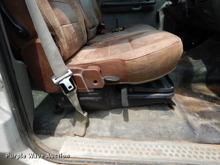 image for item DG6805 2002 Ford F350 Super Duty  Crew Cab flatbed pickup truck