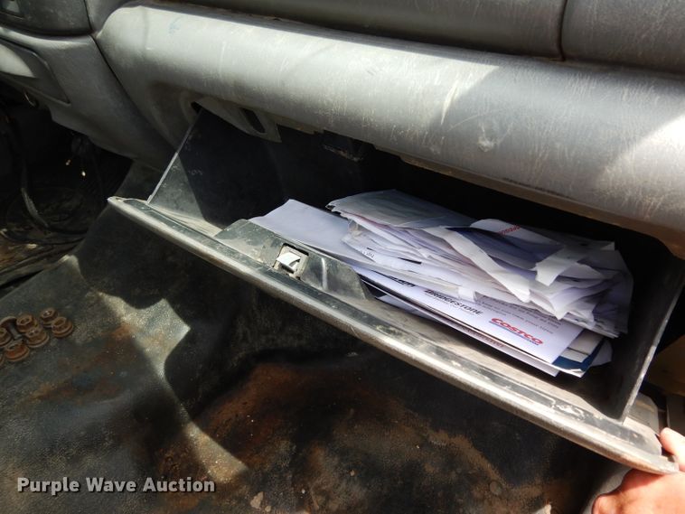 image for item DG6805 2002 Ford F350 Super Duty  Crew Cab flatbed pickup truck